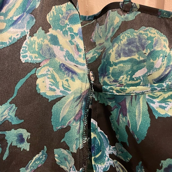 Black and green floral satin wrap top - Picture 4 of 9